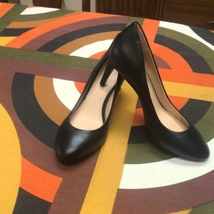Banana Republic classic black leather pump